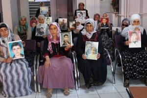 Aileler a&ccedil;lık grevine başladı