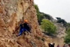 Paraş&uuml;t pilotu ve yolcusu kayalıklarda asılı kaldı