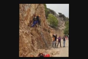 Paraş&uuml;t&ccedil;&uuml; kayalıklarda asılı kaldı