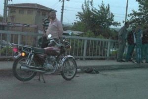 Motosiklet kazasında baba oğul yaralandı
