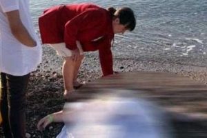 Eşinin y&uuml;z&uuml;ndeki kumları yıkadı
