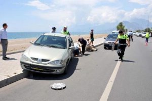 Fenalaşan s&uuml;r&uuml;c&uuml; kaldırımdaki yayaya &ccedil;arpı