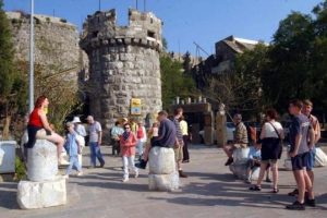 Bodrum Kalesi'nde boyalı makyaja soruşturma