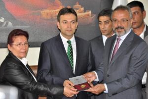 Mazbatasını aldı koltuğuna oturdu