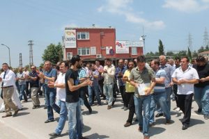 G&uuml;mr&uuml;k&ccedil;&uuml;lerden yol tepkisi
