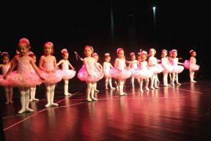 Minik balerinler kuğu gibi s&uuml;z&uuml;ld&uuml;