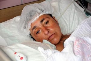 V&uuml;cudu kurtlanan kadına hastane sahip &ccedil;ıktı