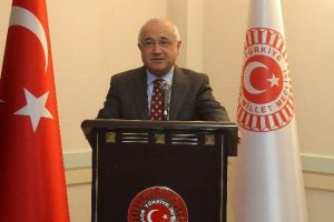 Cemil &Ccedil;i&ccedil;ek'ten bayrak tepkisi
