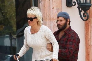 Pamela Anderson'un bisiklet keyfi