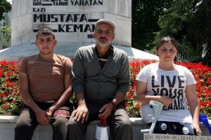 Bursa'da inşaat iş&ccedil;isi babadan sakat kalan &ccedil;ocukları i&ccedil;in eylem!