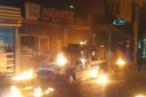 Otob&uuml;s ve polis aracını b&ouml;yle ateşe verdiler