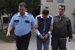 Kumar borcu i&ccedil;in teyzesinin evini soydurdu