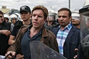 CNN muhabiri İstanbul'dan ayrılıyor