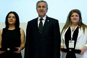 Arın&ccedil;'ın katıldığı t&ouml;rende &ouml;d&uuml;l krizi