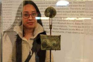 &Uuml;nl&uuml; heykel Baksı'da