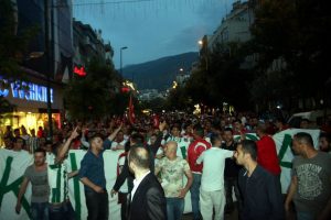 Bursasporlu taraftarlardan bayrak indirme tepkisi