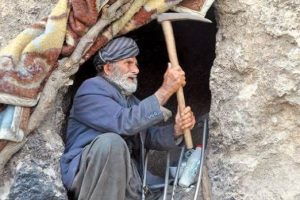 30 yıldır mağarada yaşıyor