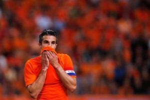 Van Persie'ye s&ouml;rf&ccedil;&uuml; &ccedil;arptı!