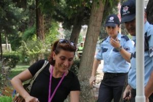 Kızına hediyesini son anda kurtardı