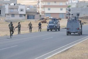 Yol kapatan ter&ouml;ristlere operasyon
