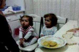 Sevimli ikizlerden anneye sitem!