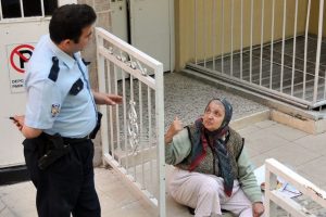Bursa'da gelinine kızan kaynanadan ilgin&ccedil; eylem...