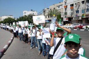 A&ccedil;lık grevi yapan tutuklular i&ccedil;in "insan zinciri"