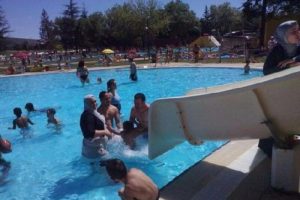 Bu &uuml;lkede tesett&uuml;rle havuza girmek yasak