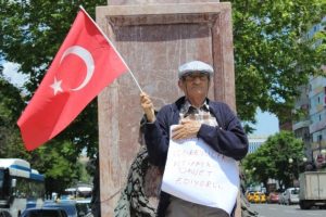 70'lik dededen 'duran adam' eylemi