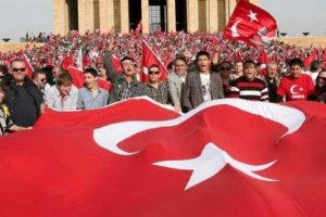 &Uuml;nl&uuml;lerden Bayrak tepkisi