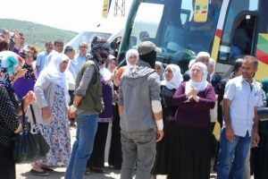 KCK'lılar vekillerin aracını durdurdu