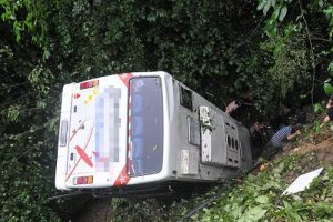 Hindistan'da otob&uuml;s kazası: 13 &ouml;l&uuml;