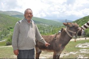 Eşeğini bı&ccedil;aklayanın bulunmasını istiyor