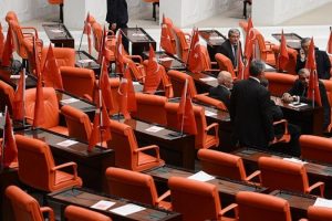 Meclis'te T&uuml;rk bayraklı protesto!