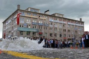 Su borusu patlayınca...