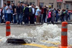 Su borusu patlayınca cadde g&ouml;le d&ouml;nd&uuml;