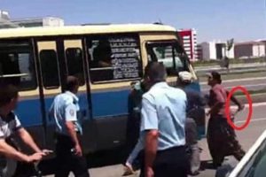 Kızını yanında bir erkekle g&ouml;r&uuml;nce...