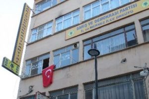 BDP'nin bulunduğu binaya T&uuml;rk Bayrağı