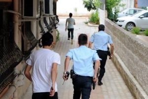 O ka&ccedil;tı polis tedavisi i&ccedil;in kovaladı