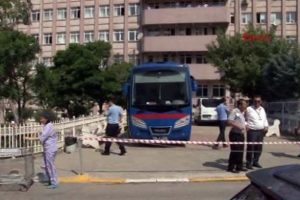 Hastane bah&ccedil;esinde mahkum ka&ccedil;ırma girişimi!