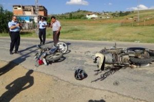İki motosiklet &ccedil;arpıştı: 3 yaralı