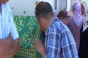 Oğula son &ouml;p&uuml;c&uuml;k!