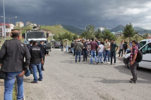 &Uuml;niversite karıştı: 3 yaralı