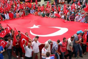 Bursa bayrak i&ccedil;in y&uuml;r&uuml;d&uuml;