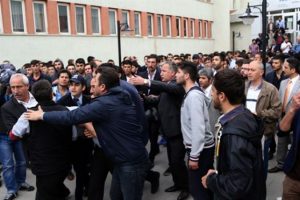 &Uuml;niversitede tehlikeli gerginlik! &Ccedil;ok sayıda yaralı var!