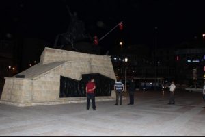 Bayrak olayına intihar girişimli protesto