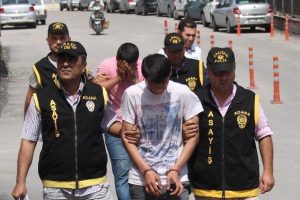 Kağıt&ccedil;ı &ccedil;ocukları gasp ettiler