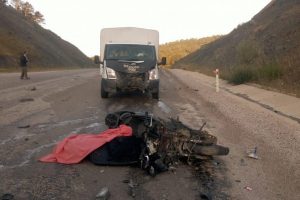 Bursa'da feci kaza! Motosikletiyle kamyonetin altında kaldı