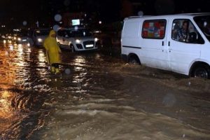 Rekor! 40 dakikada 40 g&uuml;nl&uuml;k yağış
