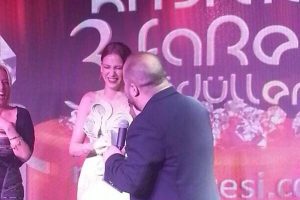 &Ouml;p&uuml;şme sorusu Serenay Sarıkaya'yı şaşırttı